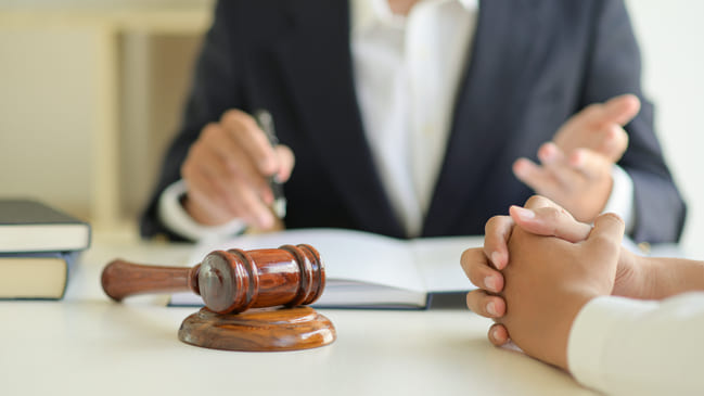 advogado-explicando-contrato-pro-cliente